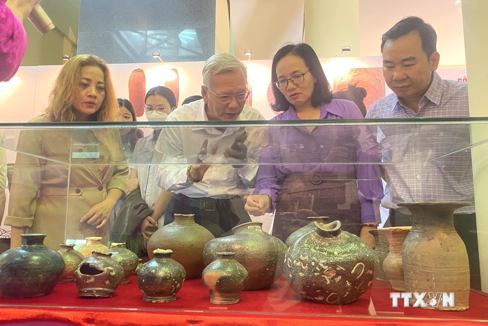 Nhiều loại gốm Quảng Đức quý hiếm được trưng bày tại Bảo tàng Phú Yên. Ảnh: Tường Quân – TTXVN