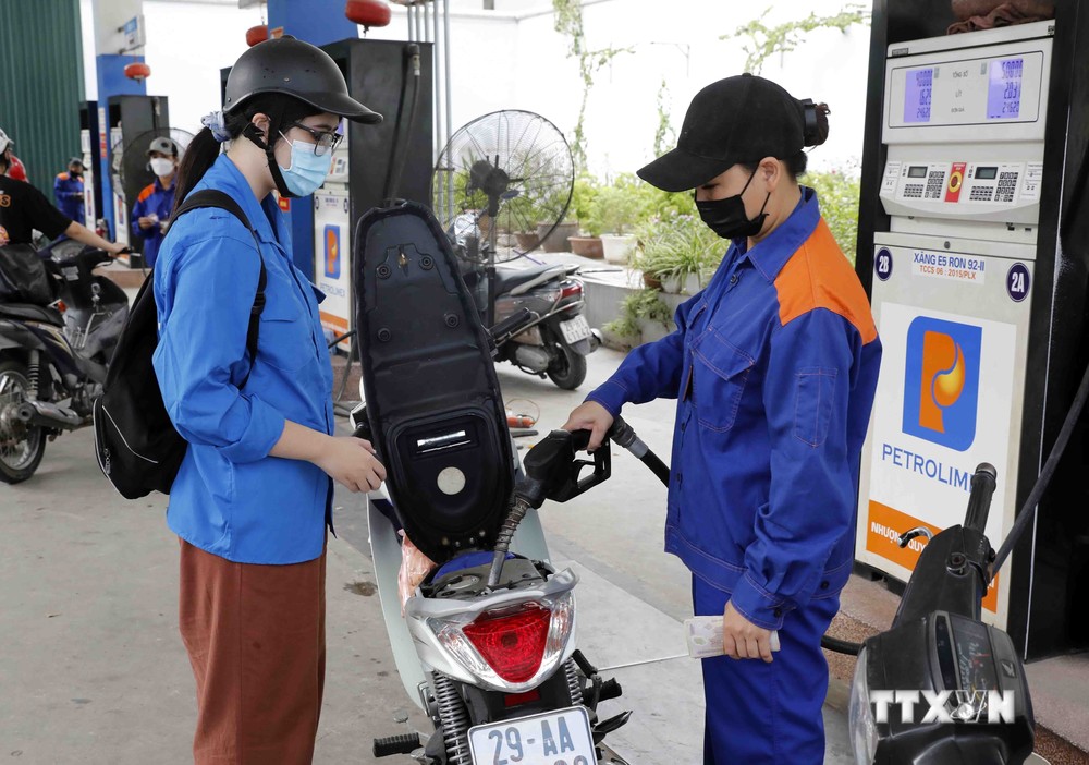 Mua bán xăng tại điểm kinh doanh xăng, dầu trên địa bàn Hà Nội. Ảnh: Trần Việt - TTXVN