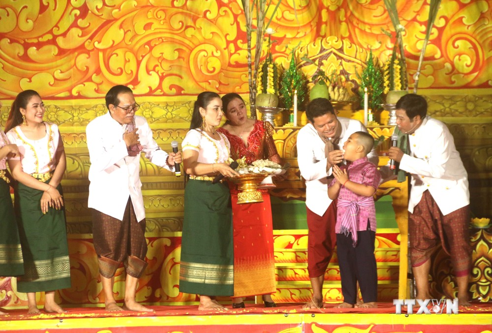 Nghi thức cúng trăng, đút cốm dẹp của đồng bào Khmer trong lễ cúng trăng được tái hiện trên sân khấu. Ảnh: Thanh Hòa- TTXVN