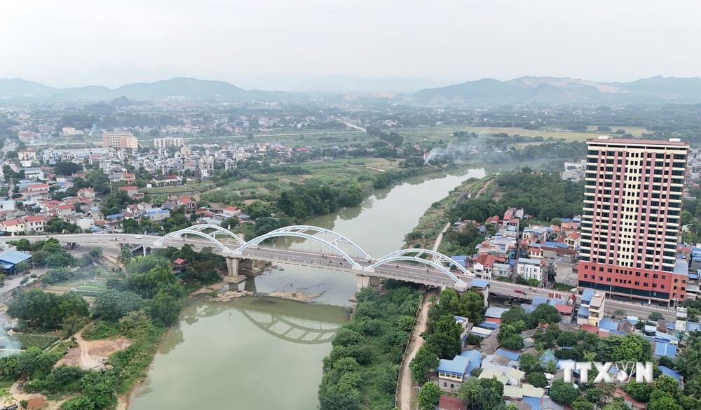 Cầu Bến Tượng nối hai bờ sông Cầu tạo động lực mới trong phát triển kinh tế - xã hội thành phố Thái Nguyên. Ảnh: Hoàng Nguyên - TTXVN