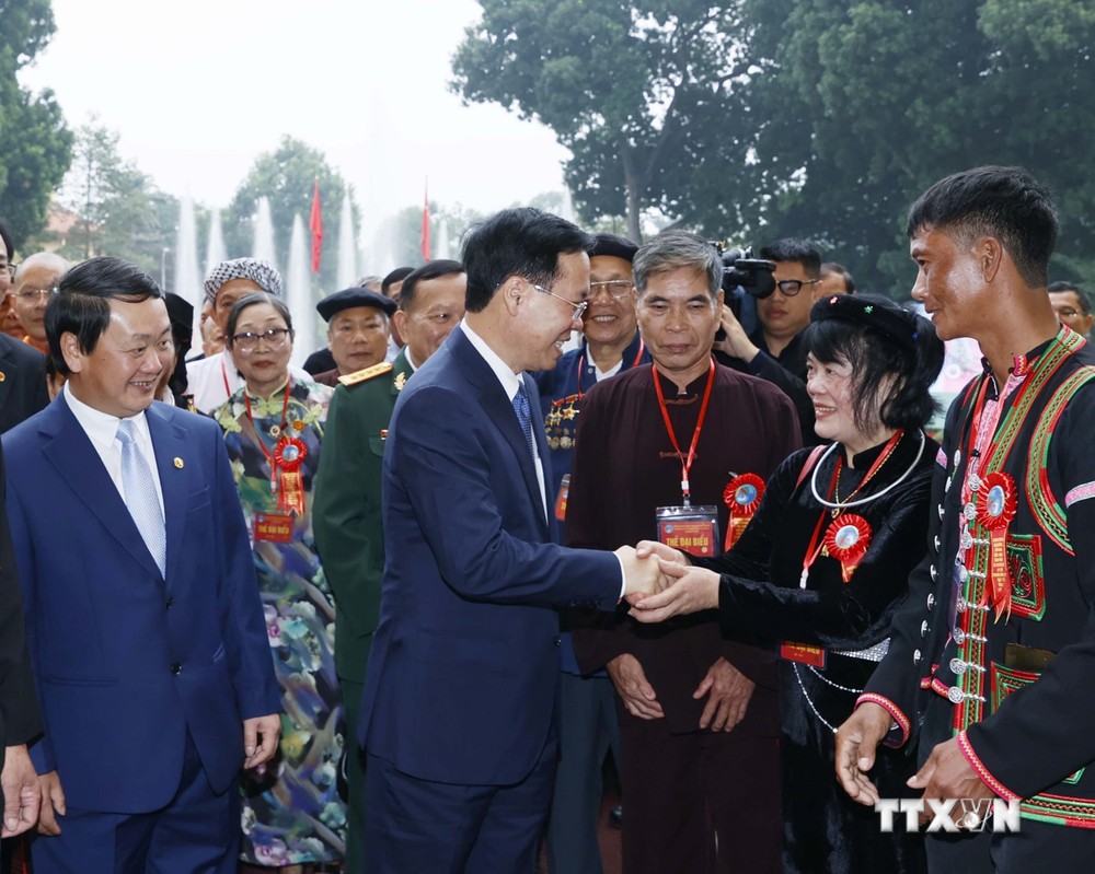 Nghệ nhân Vàng Nỏ Páo, tỉnh Hà Giang biểu diễn khèn của người Mông tại buổi gặp mặt. Ảnh: Thống Nhất – TTXVN