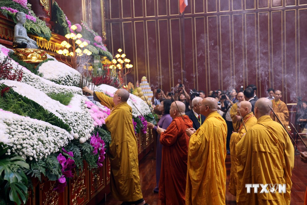 Các đại biểu, chư tăng thắp hương tưởng niệm Đức vua - Phật hoàng Trần Nhân Tông. Ảnh: Đức Hiếu - TTXVN