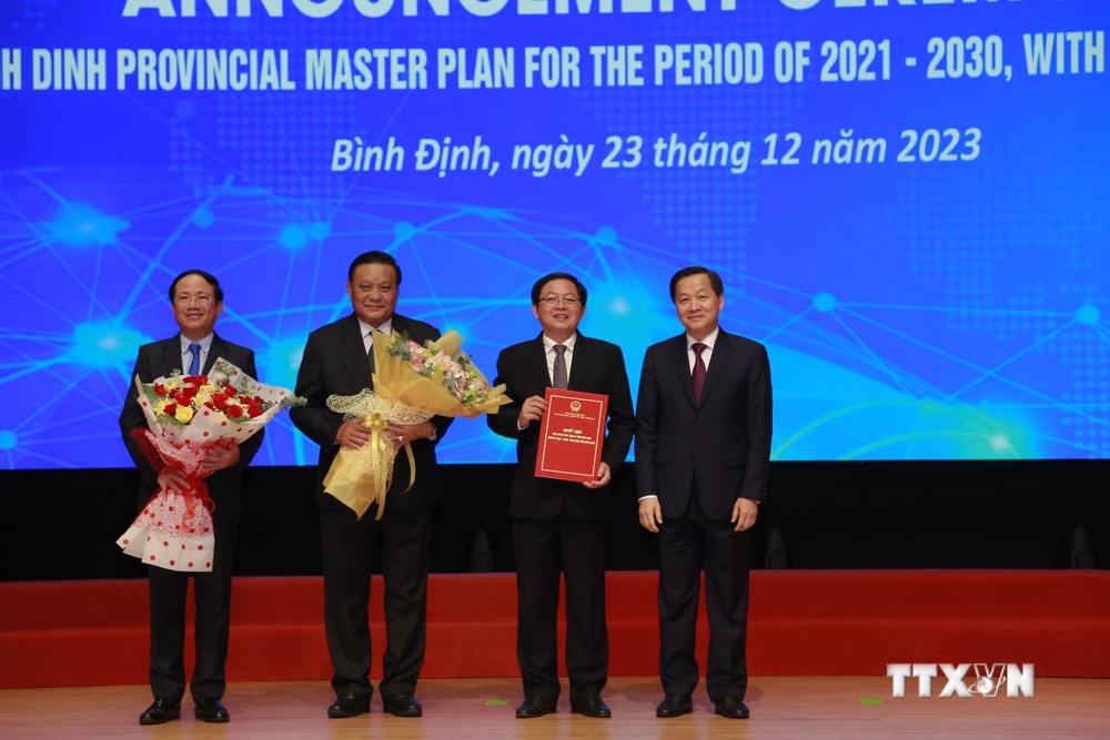 Trao chứng nhận quyết định phê duyệt Quy hoạch tỉnh Bình Định thời kỳ 2021 – 2030, tầm nhìn đến 2050. Ảnh: Sỹ Thắng - TTXVN