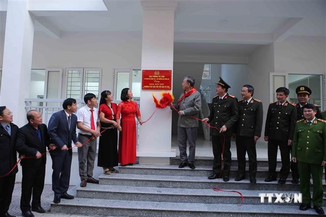 Bộ trưởng Bộ Công an Tô Lâm trao tặng nhà bán trú cho Trường tiểu học Pa Tần