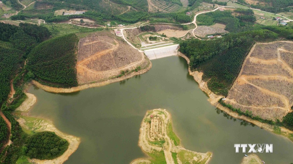 Hồ chứa nước thuỷ lợi Khe Ráy, có dung tích 600.000m3 thuộc xã Nghĩa Phương, huyện Lục Nam được đầu tư hơn 10 tỷ đồng để nâng cấp thân đập, góp phần đảm bảo an toàn trong công tác tích nước phục vụ sản xuất nông nghiệp và nước sinh hoạt của xã Nghĩa Phươn