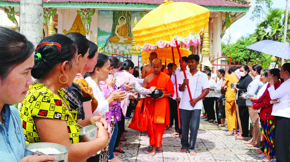 ព្រះសង្ឃទ្រង់បាត្រក្នុងបរិវេណវត្ត ខេមរប្បភាសេរីស្នរ៍ (១៤ ពាន់) នៅឃុំ វិញទ្រុង ស្រុក វីធុយ ខេត្ត ហូវយ៉ាង