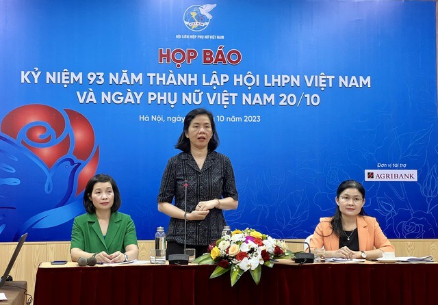 Phó Chủ tịch Hội Liên hiệp Phụ nữ Việt Nam Nguyễn Thị Minh Hương chia sẻ thông tin tại cuộc họp báo. Ảnh: baochinhphu.vn