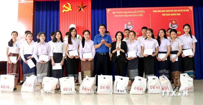 广平省向在当地学习的老挝特困留学生赠送慰问品 