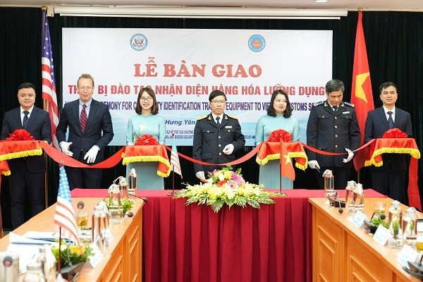 越南海关接收美国双重用途的商品识别培训设备