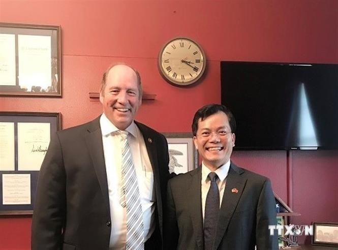 越南驻美国大使与美国共和党众议员泰德·游贺通电话