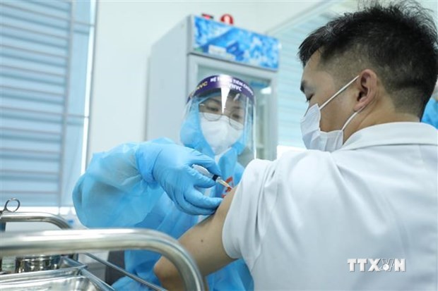 越南继续与新冠疫苗制造商进行谈判致力于为人民进行大规模接种