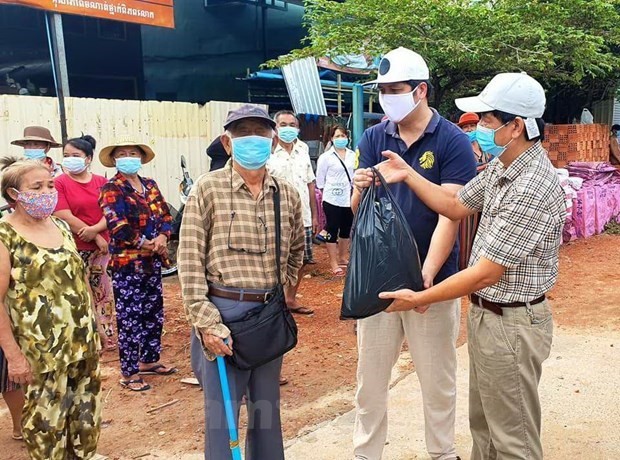 越南驻西哈努克圣殿省总领事馆向旅居疫情封锁区越南同胞提供救援物资