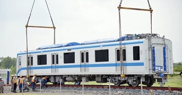 承包商将滨城-仙泉地铁1号线各列车安装在各条轨道上