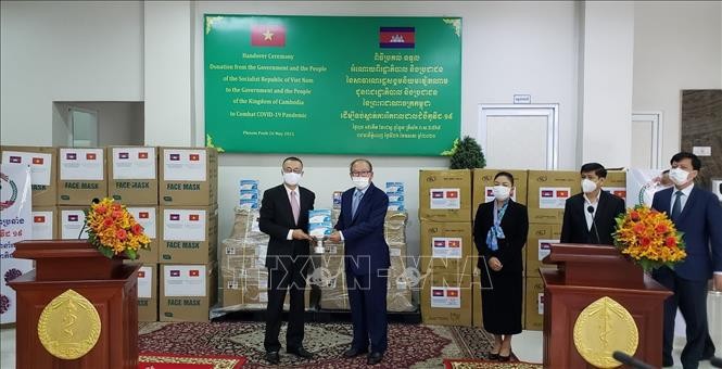 柬埔寨卫生部接受越南援助的呼吸机和医疗物资