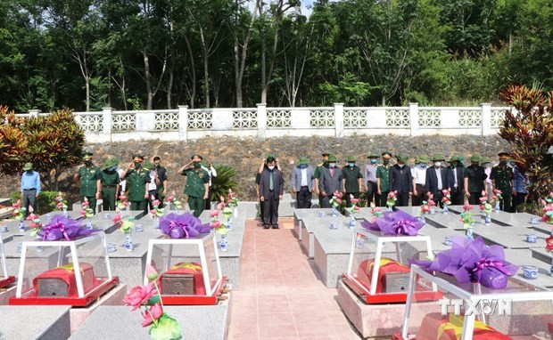 昆嵩省为援老牺牲的越南志愿军和专家烈士举行安葬仪式