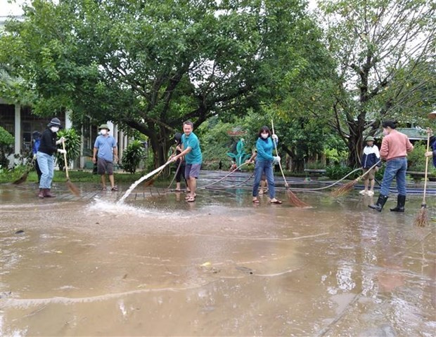 越南红十字会向广平省受灾民众提供紧急援助物资
