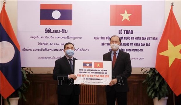 越南向老挝移交用于应对新一波疫情的医疗物资