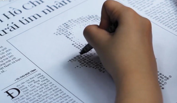 Bạn đọc có thể dùng bút màu tô vào những hình tròn in trên trang báo để vẽ lên chân dung Chủ tịch Hồ Chí Minh. Ảnh: bnews.vn