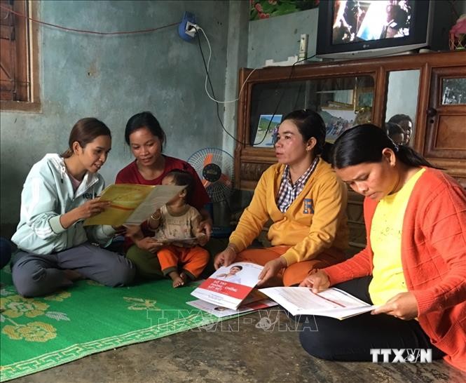 Nhân viên dân số xã Ba Cụm Bắc, huyện Khánh Sơn tuyên truyền về các biện pháp kế hoạch hóa dân số, tình trạng tảo hôn và hôn nhân cận huyết thống cho phụ nữ trong xã. Ảnh: Phan Sáu - TTXVN