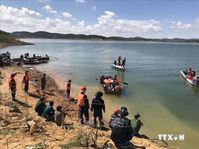Tổ chức tìm kiếm 2 học sinh tại hồ nước Đại Ninh. Ảnh: Đặng Tuấn – TTXVN
