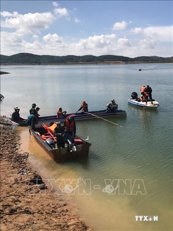 Lâm Đồng tích cực tìm kiếm hai học sinh mất tích trên hồ nước sâu