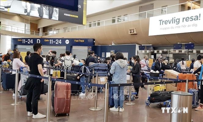 Công dân Việt Nam làm thủ tục xuất cảnh tại sân bay quốc tế Stockholm (Thụy Điển). Ảnh: TTXVN phát