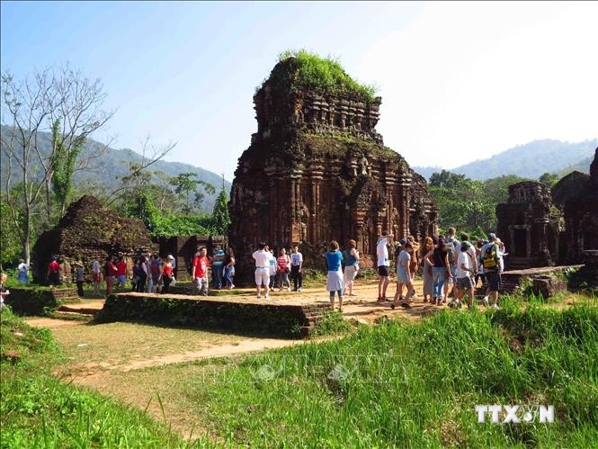 Khách du lịch bắt đầu quay trở lại tham quan Di sản Văn hóa thế giới Mỹ Sơn (Quảng Nam). Ảnh: TTXVN