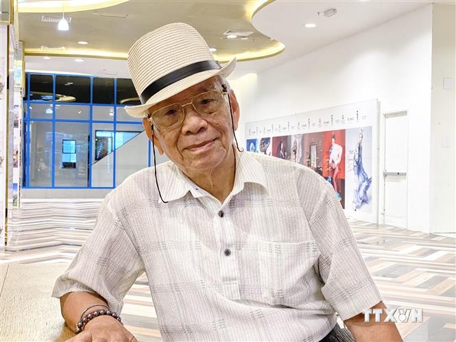 Nhà báo lão thành Phạm Văn Thính nay đã 85 tuổi nhưng tinh thần vẫn rất minh mẫn. Ảnh: Hồng Giang - TTXVN