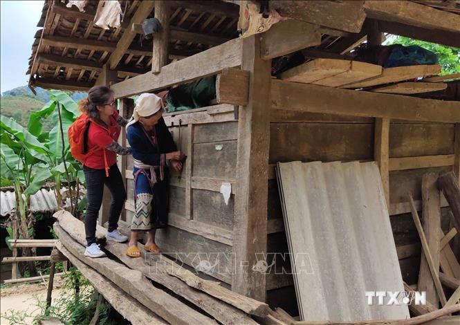 Du khách thích thú khám phá kho thóc của người Dao Tiền ở xóm Hoài Khao. Ảnh: Quốc Đạt - TTXVN