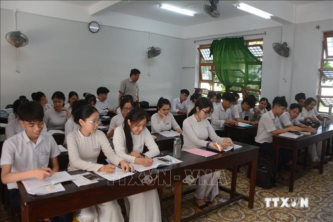 Học sinh các trường THPT ôn tập cho kỳ thi THPT. Ảnh: Văn Dũng - TTXVN