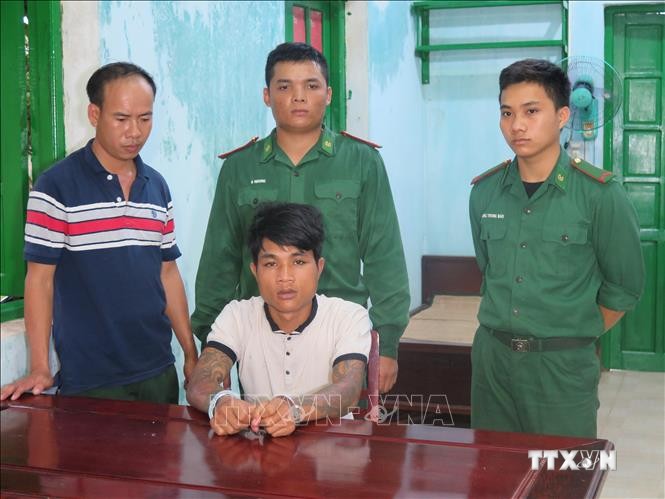 Đối tượng Thao Von (ngồi) (sinh năm 1997, trú thôn Đăk Mế, xã Pờ Y) bị bắt chiều 25/6 khi đang vận chuyển 1,3kg ma túy đá đi tiêu thụ. Ảnh: Dư Toán – TTXVN.