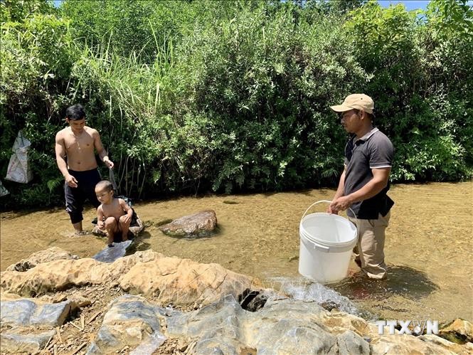 Người dân xã Hương Hữu, huyện Nam Đông sử dụng một nguồn nước duy nhất để nấu ăn và tắm rửa. Ảnh: Mai Trang-TTXVN