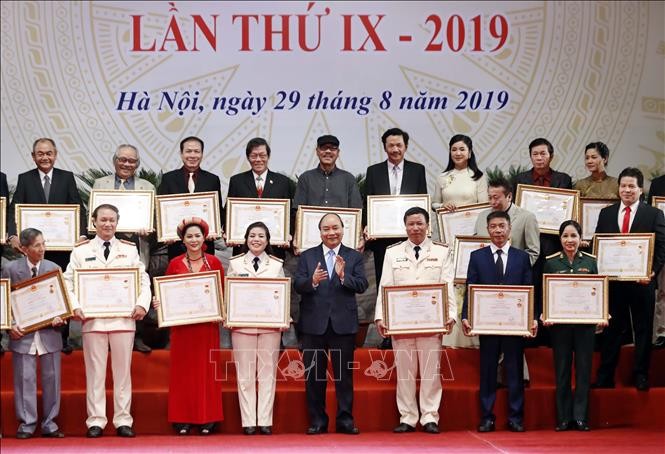 Thủ tướng Nguyễn Xuân Phúc với các nghệ sỹ được trao danh hiệu Nghệ sỹ nhân dân. Ảnh: Thống Nhất/TTXVN