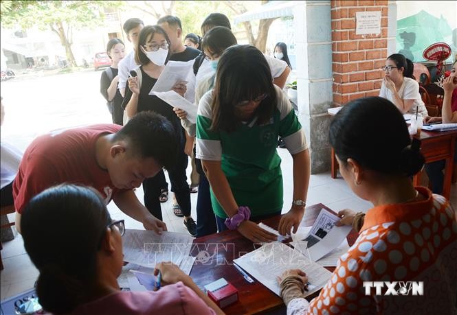 Học sinh trường THPT Hoàng Hoa Thám đăng ký phiếu dự thi. Ảnh: Văn Dũng - TTXVN