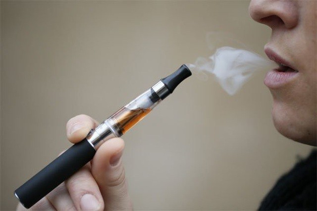 Dù được quảng cáo là không gây nghiện và “an toàn” cho người sử dụng tuy nhiên theo các chuyên gia y tế, việc hút thuốc lá điện tử (hay còn gọi là vape) cực kỳ nguy hại cho sức khỏe.Ảnh :bachmai.gov.vn