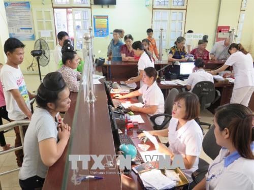 Người dân có thẻ BHYT làm thủ tục khám, chữa bệnh tại Bệnh viện đa khoa tỉnh Sơn La. Ảnh: Hữu Quyết - TTXVN