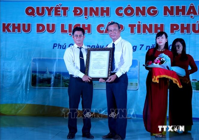 Trao Quyết định công nhận Phú Quý là khu du lịch cấp tỉnh của Bình Thuận. Ảnh: Nguyễn Thanh - TTXVN