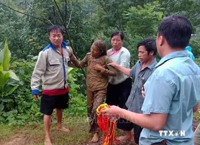 Người đi đường và dân ở gần đã cứu được chị Lò Thị Châu và đưa đi cấp cứu. Ảnh: TTXVN phát