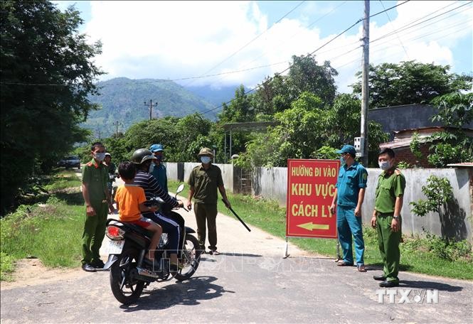 Chính quyền địa phương tổ chức cách ly tại buôn Diêo, xã Bông Krang, huyện Lắk để phòng, chống bệnh lây lan. Ảnh: Nguyễn Tuấn Anh – TTXVN