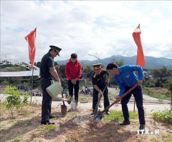 Các đại biểu trồng cây tại lễ ra quân Chiến dịch Thanh niên Tình nguyện hè 2020. Ảnh: Cao Nguyên-TTXVN