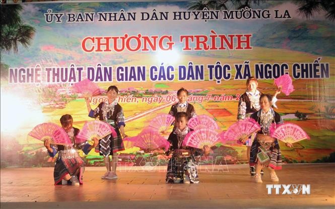 Chương trình văn nghệ do người dân bản địa biểu diễn tại xã Ngọc Chiến, huyện Mường La. Ảnh: Quang Quyết-TTXVN