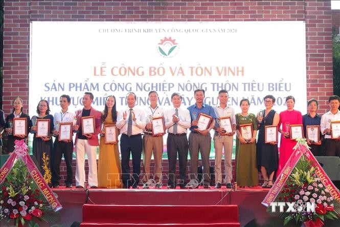 Tôn vinh và trao chứng nhận cho 100 sản phẩm công nghiệp nông thôn tiêu biểu khu vực miền Trung- Tây Nguyên tại triển lãm. Ảnh: Đức Thọ- TTXVN