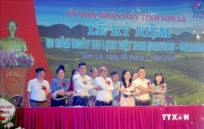 Đại diện các doanh nghiệp tiêu biểu của tỉnh Sơn La ký cam kết hưởng ứng chương trình kích cầu du lịch. Ảnh: Quang Quyết-TTXVN