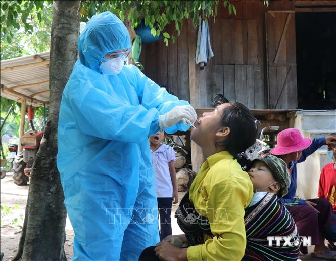 Nhân viên y tế lấy mẫu xét nghiệm bạch hầu tại buôn Diêo, xã Bông Krang, huyện Lắk, tỉnh Đắk Lắk. Ảnh: TTXVN