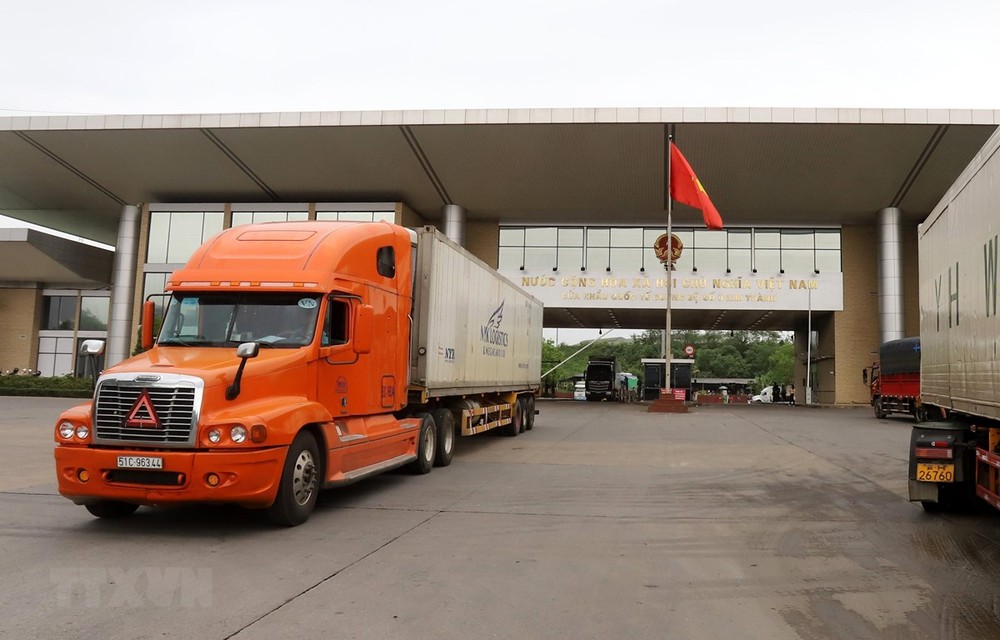 Các xe container chở quả vải thiều được xuất khẩu sang thị trường Trung Quốc tại Cửa khẩu Quốc tế đường bộ số 2 Kim Thành. Ảnh: Quốc Khánh/TTXVN