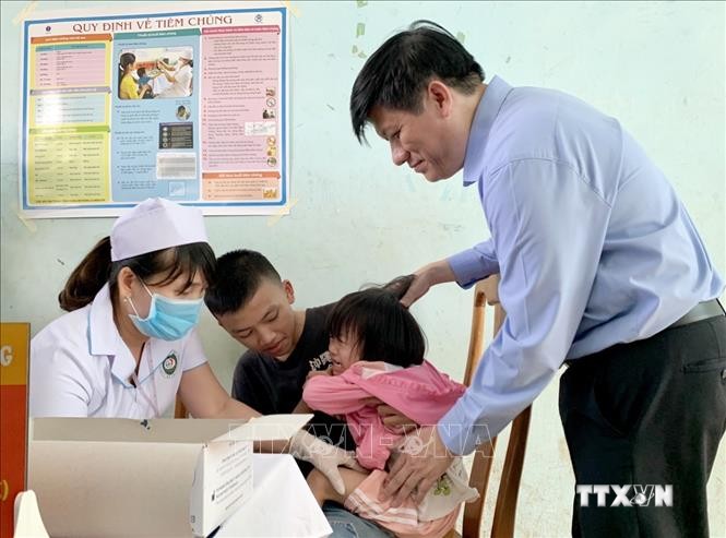 Giáo sư, Tiến sĩ Nguyễn Thanh Long, quyền Bộ trưởng Bộ Y tế dự và phát động chiến dịch tiêm chủng phòng bệnh bạch hầu toàn khu vực Tây Nguyên. Ảnh: Quang Thái- TTXVN
