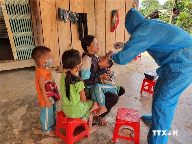 Nhân viên Y tế lấy mẫu xét nghiệm bạch hầu tại thôn 7, xã Cư Króa, huyện M’Đrắk. Ảnh: TTXVN phát