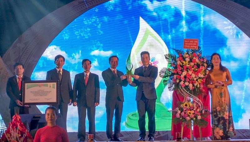 Lãnh đạo thành phố Móng Cái nhận giải thưởng "Sản phẩm du lịch bền vững thành thị ASEAN 2020" cho Cụm thông tin Cổ động biên giới Sa Vĩ. Ảnh: mongcai.gov.vn