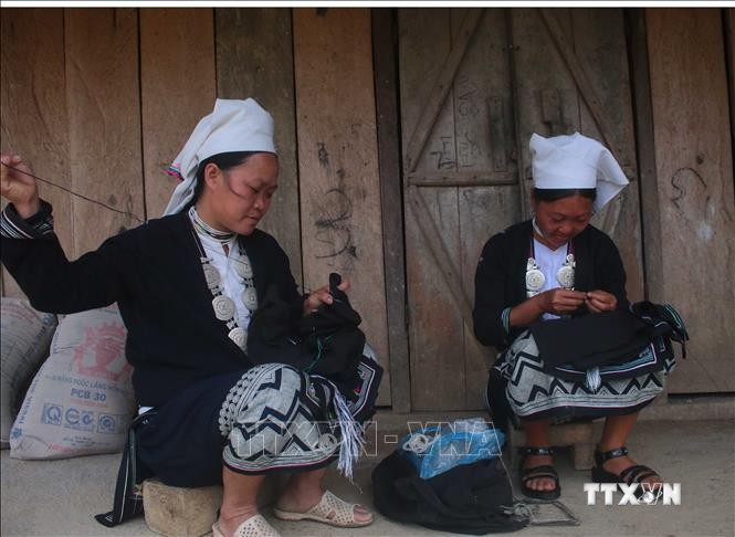 Người dân xóm Hoài Khao vẫn giữ được những nét văn hóa truyền thống của dân tộc Dao Tiền. Ảnh: Chu Hiệu - TTXVN