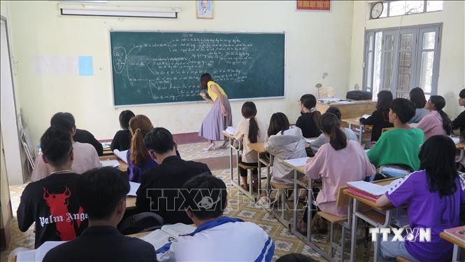 Trường Trung học phổ thông huyện Sìn Hồ (Lai Châu) gấp rút bổ sung kiến thức cho các em học sinh, trong đó tập trung vào các môn Toán, Văn, Tiếng Anh. Ảnh: Việt Hoàng-TTXVN